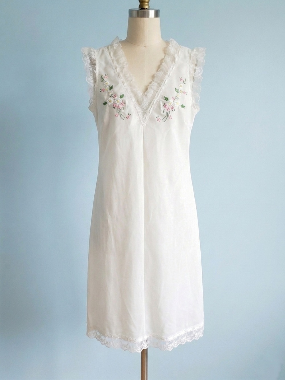 1970’s ’s Chevette Short Gown Suze Medium Hand Embroidered White